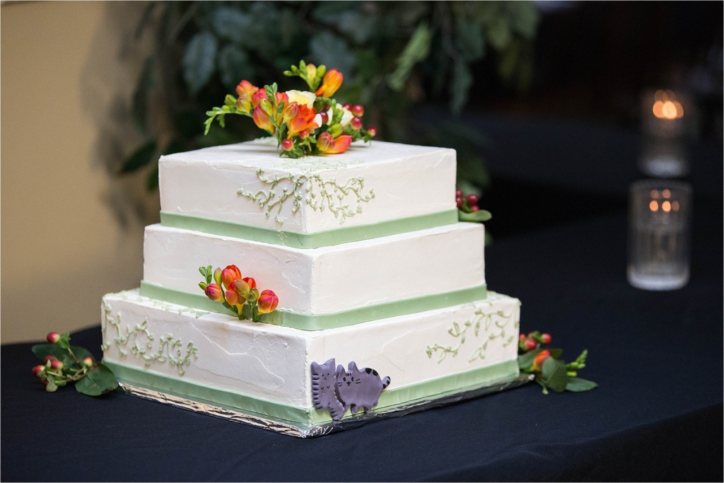 1690 House Wedding Cake Ogunquit Maine Wedding